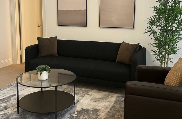 Modern 1BR in Historic HydePark