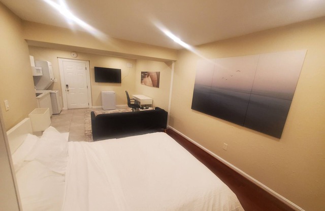 Modern 1BR Studio in Safe Alexandria Neighborhood , Near Metro & Dining.