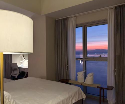 Modern 1BR with Balcony Facing Infinity Pool Manila Bay Sunset Near Airports OKADA Solaire MOA