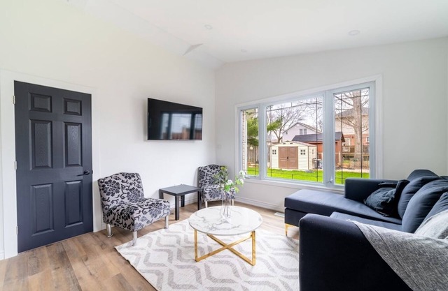 Modern 2 Bdrm Home/Apt 20 mins to falls