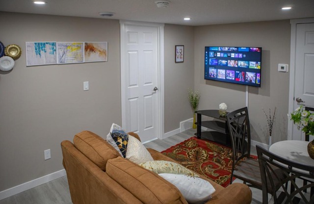 Modern 2-Bedroom Suite with Private Access - 10 minutes from Calgary Airport