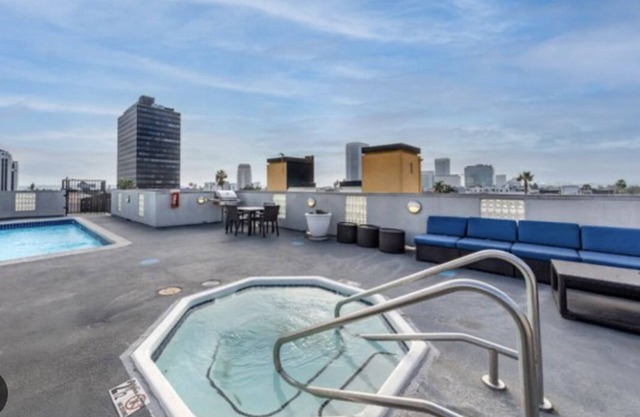 Modern 2 BR near Grove & LACMA