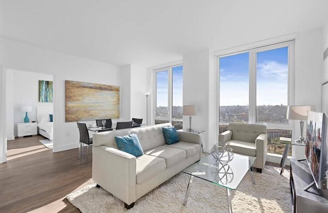 Modern 2BR in Downtown| Clubhouse + Gym | Parking