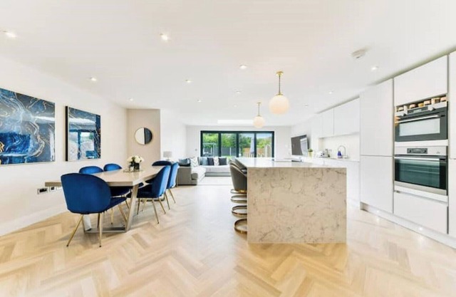Modern 3-4 Bed Entire Home, 35 mins to London
