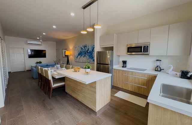 Modern 3 bdrm Condo in Golden Zone