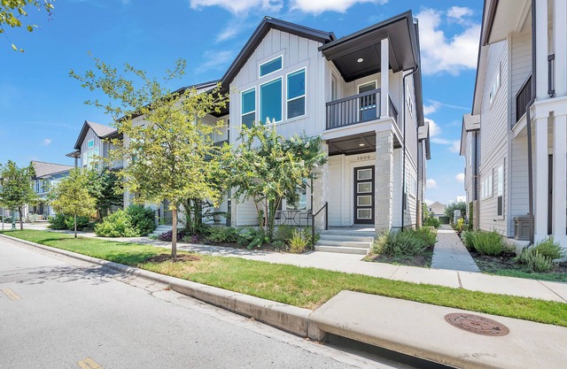 Modern 3 Bed/2.5 Bath Townhome in Trendy Mueller – Walk to Parks, Shops & Dining