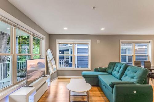 Modern 3 Bed 3 Bath Condo in Uptown