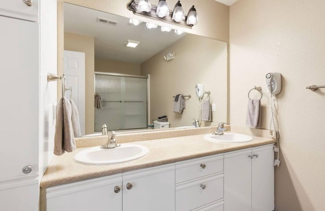 Modern 3-bed 3-bath Condo - No Stairs! New kitchen!