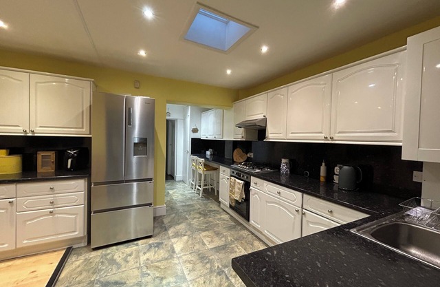 Modern 3 Bed House. Free parking. Great transport links. Close to the O2n