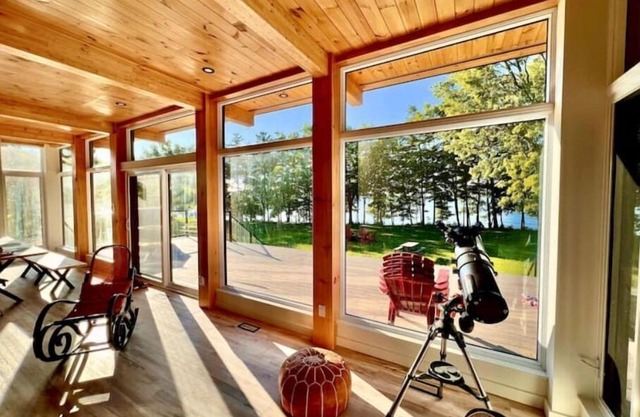 Modern 3 Bedrooms Lakefront Retreat With hot Tub!