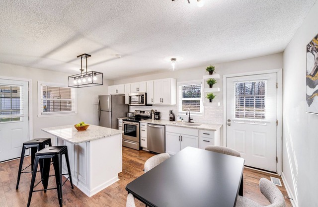 Modern 3BR Ranch, Near I-77