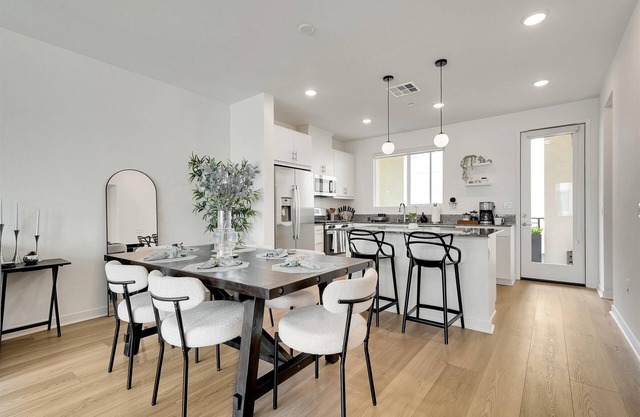 Modern 3BR w/AC + Office & EV Charger – Near border, Sesame Place & Amphiteater