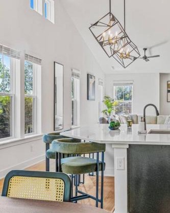 Modern 4BR Retreat in Uptown!