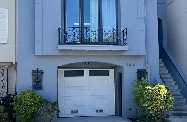 Modern 5 Bedroom/4 Bathroom- Superb location!