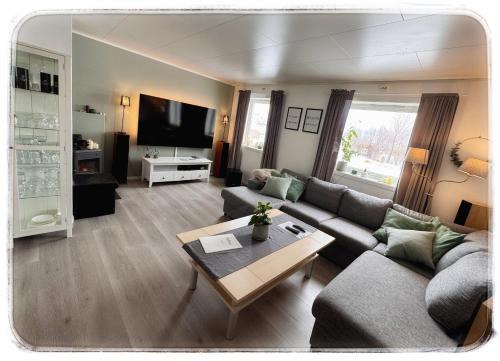 Modern 75m Apartment Luxury King Bed,New Queen Bed, Free Parking, Perfect for Aurora Hunting and Exploring Kvaløya, Tromsø, and Surrounding Islands Year Round Easy drive from airport