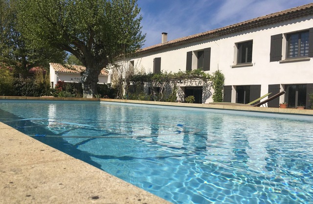 Modern air-conditioned farmhouse with swimming pool near AVIGNON 15 mn, mont Ventoux 20mn