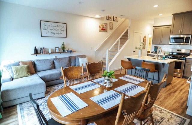 Modern and Bright South Salem Townhome Getaway with Game Room