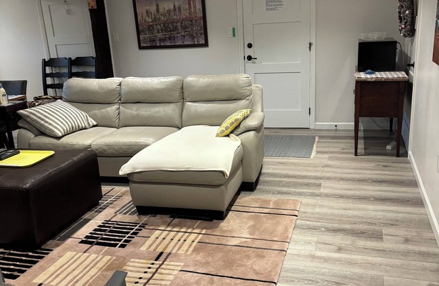 Modern and clean 1 BR suite 5 minutes from Butchart Gardens