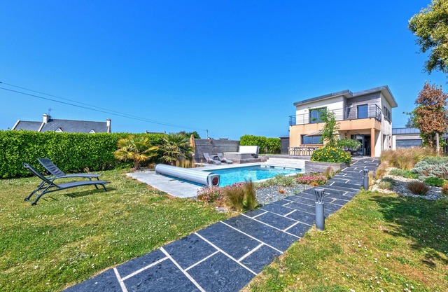 Modern and spacious house - 10 people - swimming pool and SPA - in front of the sea