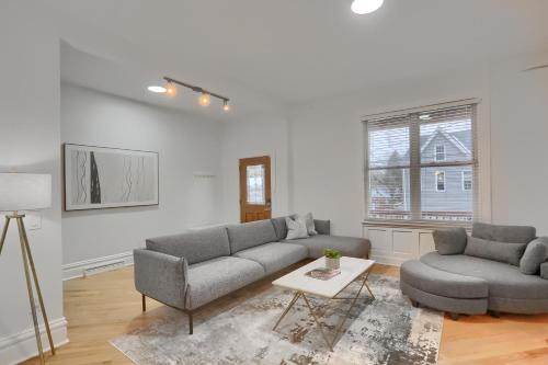 Modern and Spacious Four Bedroom House in Pittsburgh with Parking