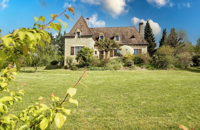 Modern and Spacious Gîte in Cazoulès with Terrace, Parking, Pets Allowed, Near Sarlat