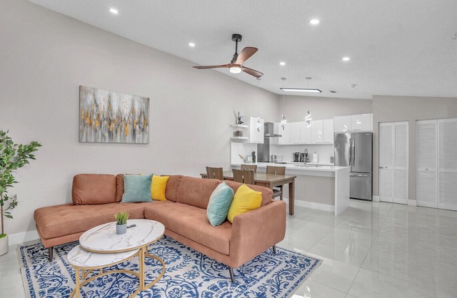 Modern and Spacious 2BR/2BA Villa in the heart of Wellington with Backyard