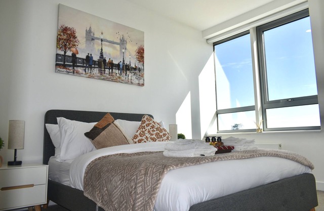 Modern and Unique Fully Furnished City Centre 2Bed 2Bath Free Parking