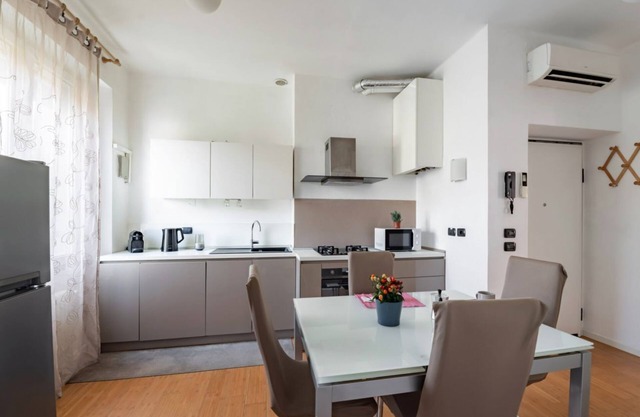 Modern apartment of 70 sqm located on the second floor (stairs to access), can accommodate up to 5 people.The accommodation is located a few steps from the city center of Verona, just 19 min walk from the University of Verona. The area is served by all m