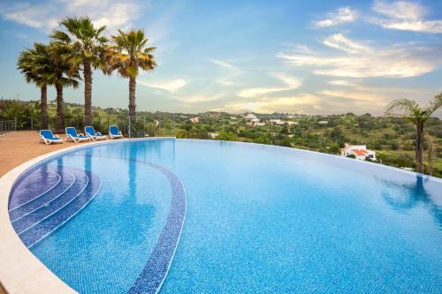 Modern apartment with in-&outside pool, sauna&gym, heating, rooftop terrace with amazing sea&mountains view