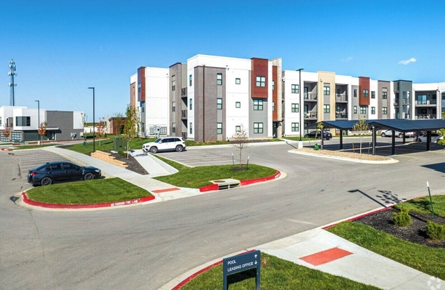 Modern Apt. Kansas City Oasis 13 miles to GEHA Field, Shops, Dining, Park, & Gym
