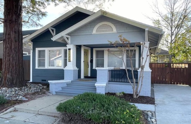 Modern, Artsy, 2 BD, 1B Bungalow