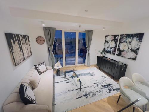 Modern Balcony Flat closet to London Bridge