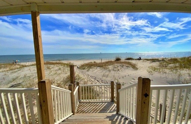 Modern, Beachfront & Pet Friendly