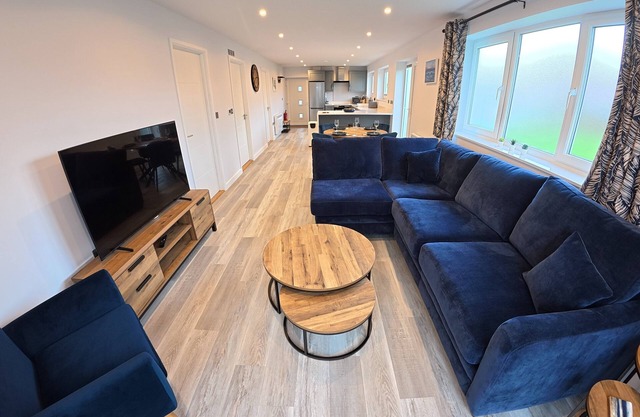 Modern bungalow in a quiet lane in Guernsey. Private parking, private garden.