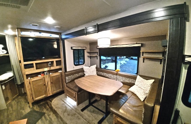 Modern camper in mountains, perfect ski pad...beach access! One night minimum!