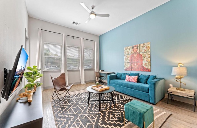 Modern & Chic 1BR Luxury Apts Close to Downtown & Airport