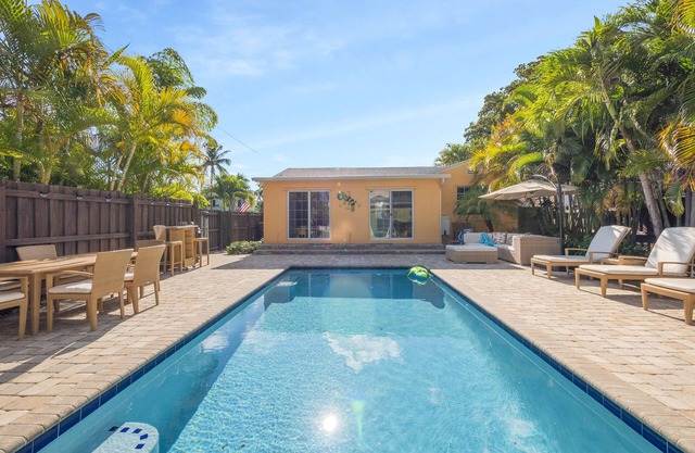 Modern Coastal Home & Separate Cottage w/Pool near Beach, Golf & Dining