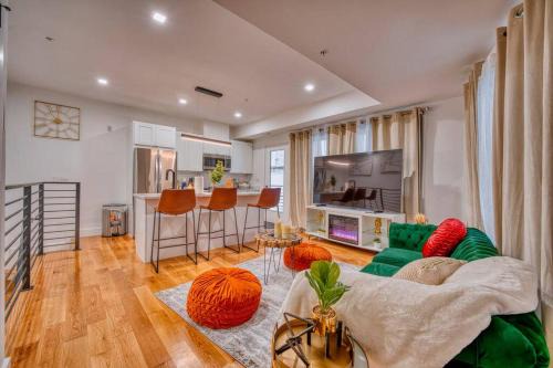 Modern & Colorful ~ 5* Location