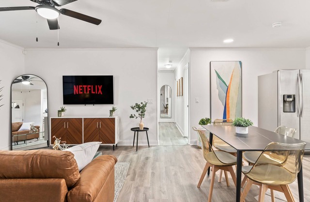 Modern & Comfy ~ 15mins to Downtown ~ Queen Beds!