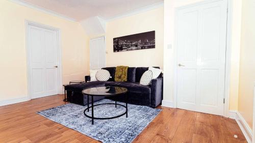 Modern, comfy 2 bedroom House in Hatfield, town centre, free parking, large garden