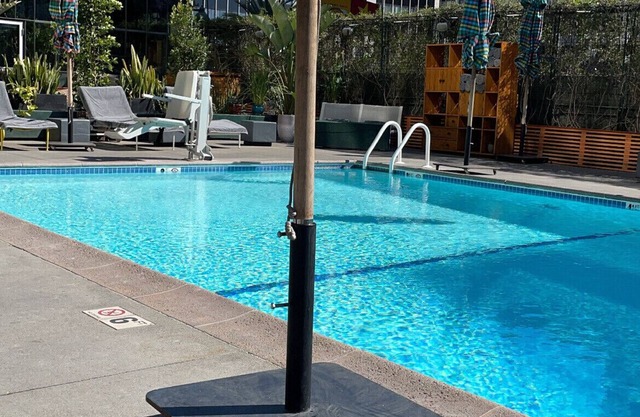 Modern condo with pool near ,Dtla ,Melrose ,Hollywood