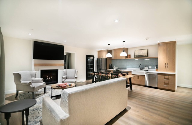 Modern Cottage w/Kitchen, Fireplace, Breathtaking Outdoor & Crater Hot Spring