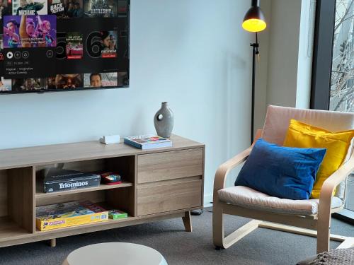 Modern Cozy 2BR 2BA w Balcony, Pool, Parking, 1 Min to Tram, MAJU Docklands