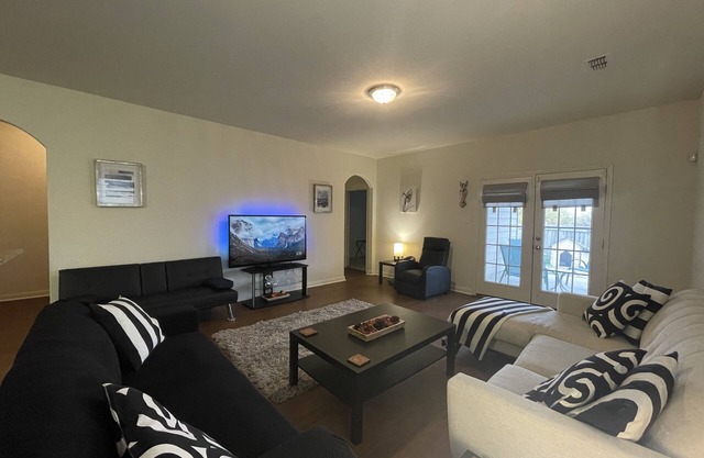 Modern Cozy 3BR Home in Forney