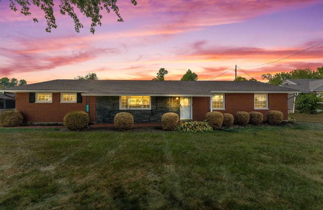 Modern & Cozy Beavercreek Retreat - 3BR Home w/Patio – Sleeps 8