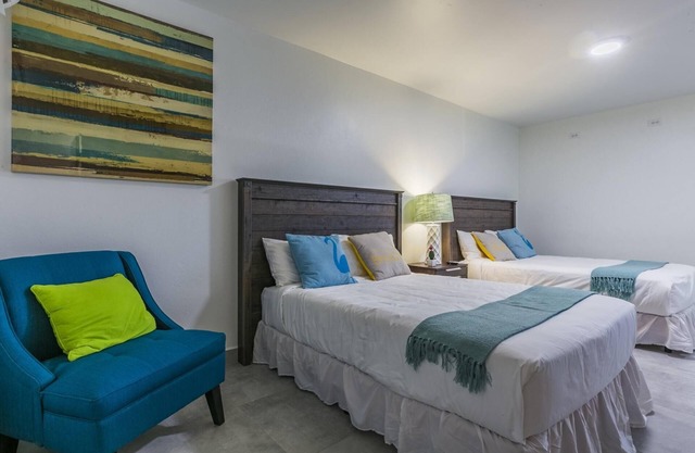 Modern Double Apt - 5mins to Beaches w/Pool View
