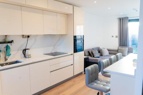 Modern Entire Unit 3BR, 3BA, with FREE Parking, balcony, 86inch TV - 15mins to city