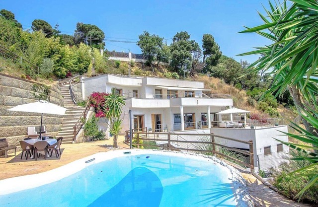 Modern Mestral - a few km to the beach!