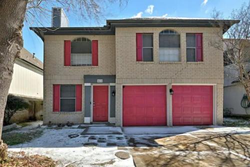Modern Family Home, Close to Typhoon Texas and Tesla Gigafactory