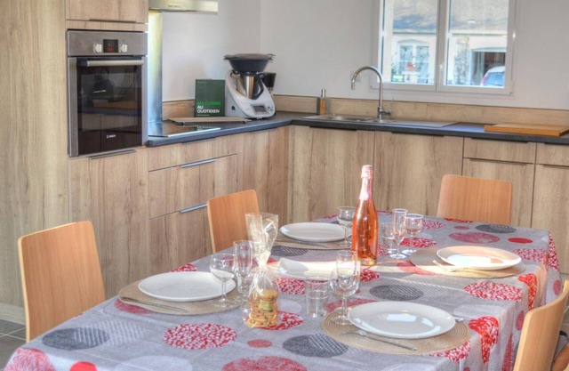 Modern Gîte with Garden, Near Loire Castles & Zoo, All-Inclusive, Biking & Fishing Nearby